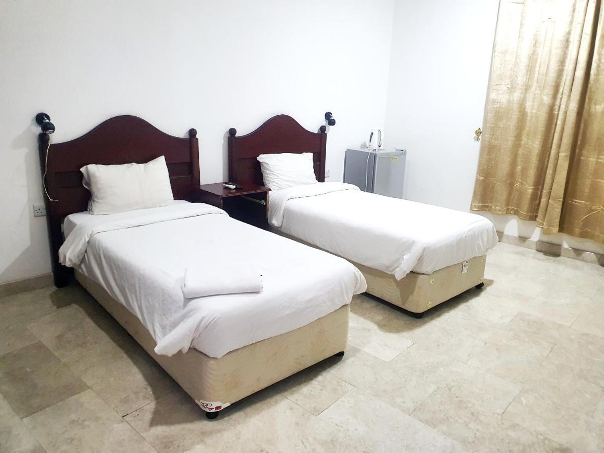 Al Reef Suits Hotel *